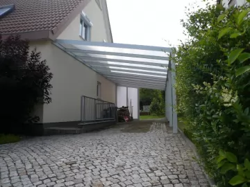 Carport seitlich am Haus