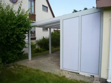 Carport seitlich am Haus