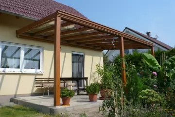 Terrassendach mit Holzstruktur
