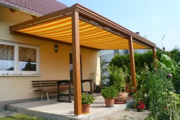 Terrassendach in Holzstruktur mit Markise