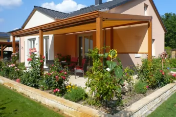 Terrassendach in Holzstruktur mit Markise