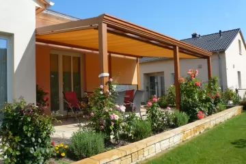 Terrassendach in Holzstruktur mit Markise