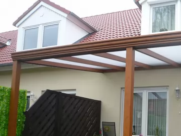 Terrassendach mit Holzstruktur