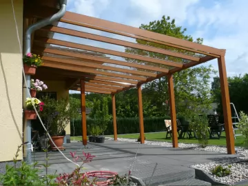 Terrassendach in Holzstruktur mit Markise