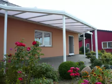 Weißes Terrassendach mit Polycarbonat in Opal