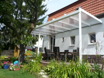 Weißes Terrassendach mit Polycarbonat