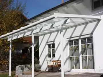 Weißes Terrassendach mit Unterzug