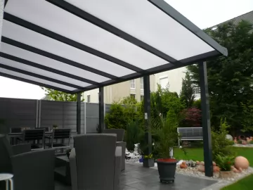 Anthrazit Terrassendach mit Polycarbonateindeckung