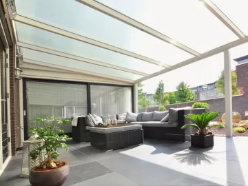 Weißes Terrassendach mit Polycarbonat